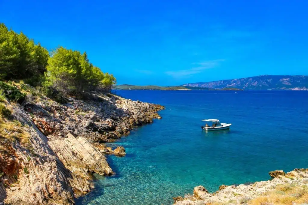 Savršen bijeg: Hvarske plaže za potpuno opuštanje Savršen bijeg: Hvarske plaže za potpuno opuštanje